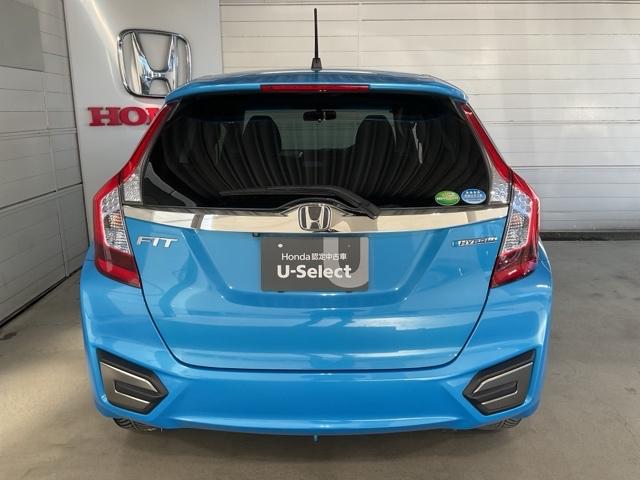 フィットハイブリッド Ｆパッケージ　・オールシーズンタイヤ装着車　盗難警報装置　ワンオ－ナ－車　ＡＵＴＯエアコン　助手席エアバック　禁煙　ＥＣＯＮ　リヤカメラ　ＡＢＳ付　横滑り防止システム　キーレスエントリー　運転席エアバック　ワンセグ（6枚目）