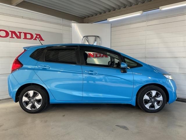 フィットハイブリッド Ｆパッケージ　・オールシーズンタイヤ装着車　盗難警報装置　ワンオ－ナ－車　ＡＵＴＯエアコン　助手席エアバック　禁煙　ＥＣＯＮ　リヤカメラ　ＡＢＳ付　横滑り防止システム　キーレスエントリー　運転席エアバック　ワンセグ（8枚目）