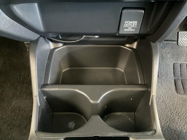 フィットハイブリッド Ｆパッケージ　・オールシーズンタイヤ装着車　盗難警報装置　ワンオ－ナ－車　ＡＵＴＯエアコン　助手席エアバック　禁煙　ＥＣＯＮ　リヤカメラ　ＡＢＳ付　横滑り防止システム　キーレスエントリー　運転席エアバック　ワンセグ（29枚目）