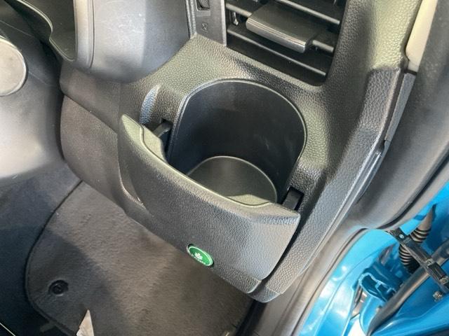 フィットハイブリッド Ｆパッケージ　・オールシーズンタイヤ装着車　盗難警報装置　ワンオ－ナ－車　ＡＵＴＯエアコン　助手席エアバック　禁煙　ＥＣＯＮ　リヤカメラ　ＡＢＳ付　横滑り防止システム　キーレスエントリー　運転席エアバック　ワンセグ（31枚目）