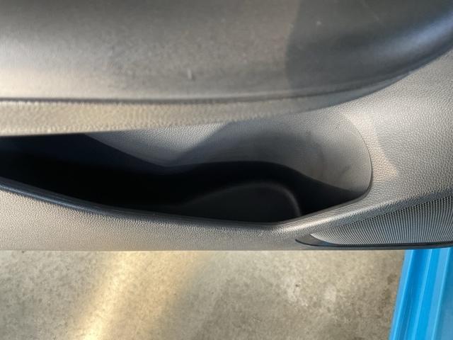 フィットハイブリッド Ｆパッケージ　・オールシーズンタイヤ装着車　盗難警報装置　ワンオ－ナ－車　ＡＵＴＯエアコン　助手席エアバック　禁煙　ＥＣＯＮ　リヤカメラ　ＡＢＳ付　横滑り防止システム　キーレスエントリー　運転席エアバック　ワンセグ（32枚目）