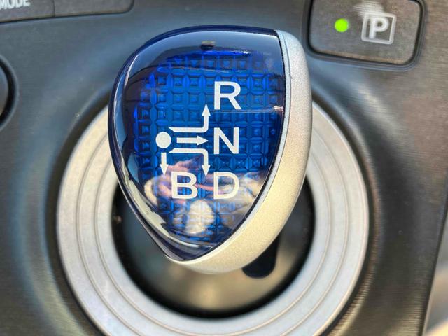 プリウス G ETC オートクルーズコントロール バックカメラ ナビ アルミホイール CVT スマートキー アイドリングストップ 電動格納ミラー 盗難防止システム ベンチシート CD 衝突安全ボディ ABS ESC(6枚目)