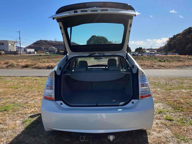 プリウス G ETC オートクルーズコントロール バックカメラ ナビ アルミホイール CVT スマートキー アイドリングストップ 電動格納ミラー 盗難防止システム ベンチシート CD 衝突安全ボディ ABS ESC(18枚目)