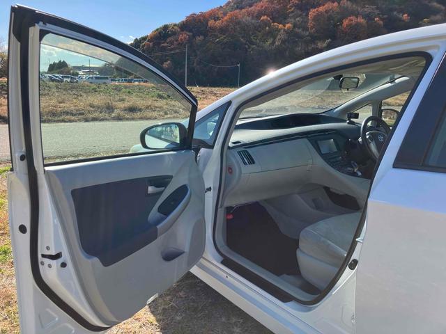 プリウス G ETC オートクルーズコントロール バックカメラ ナビ アルミホイール CVT スマートキー アイドリングストップ 電動格納ミラー 盗難防止システム ベンチシート CD 衝突安全ボディ ABS ESC(27枚目)