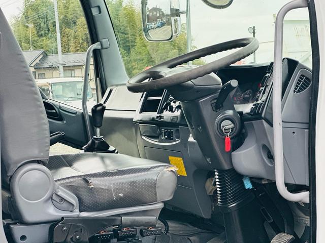 フォワード ３．８５ｔ　ダンプ　ＳｈｉｎＭａｙｗａ　ダンプ　ターボ　６速マニュアル　左電動格納ミラー　電動コボレーン　ロックピン×２　走行距離１１２０９５ＫＭ（6枚目）