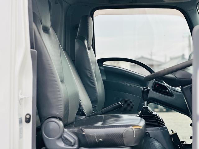 フォワード ３．８５ｔ　ダンプ　ＳｈｉｎＭａｙｗａ　ダンプ　ターボ　６速マニュアル　左電動格納ミラー　電動コボレーン　ロックピン×２　走行距離１１２０９５ＫＭ（19枚目）