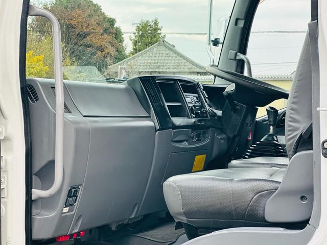 フォワード ３．８５ｔ　ダンプ　ＳｈｉｎＭａｙｗａ　ダンプ　ターボ　６速マニュアル　左電動格納ミラー　電動コボレーン　ロックピン×２　走行距離１１２０９５ＫＭ（21枚目）