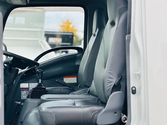 フォワード ３．８５ｔ　ダンプ　ＳｈｉｎＭａｙｗａ　ダンプ　ターボ　６速マニュアル　左電動格納ミラー　電動コボレーン　ロックピン×２　走行距離１１２０９５ＫＭ（22枚目）