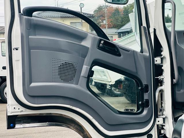 フォワード ３．８５ｔ　ダンプ　ＳｈｉｎＭａｙｗａ　ダンプ　ターボ　６速マニュアル　左電動格納ミラー　電動コボレーン　ロックピン×２　走行距離１１２０９５ＫＭ（23枚目）