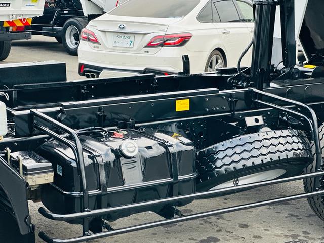 フォワード ３．８５ｔ　ダンプ　ＳｈｉｎＭａｙｗａ　ダンプ　ターボ　６速マニュアル　左電動格納ミラー　電動コボレーン　ロックピン×２　走行距離１１２０９５ＫＭ（32枚目）