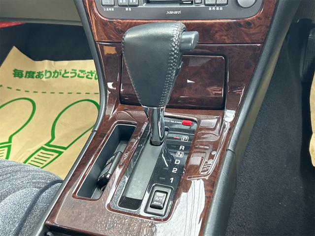 シーマ ３０ＴＲ　オートクルーズコントロール　ナビ　社外１９ＡＷ　オートライト　ＡＴ　キーレスエントリー　電動格納ミラー　ターボ　パワーシート　カセット　ＡＢＳ　エアコン　パワーステアリング　パワーウィンドウ（4枚目）