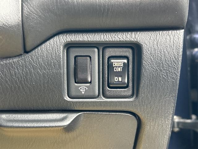 シーマ ３０ＴＲ　オートクルーズコントロール　ナビ　社外１９ＡＷ　オートライト　ＡＴ　キーレスエントリー　電動格納ミラー　ターボ　パワーシート　カセット　ＡＢＳ　エアコン　パワーステアリング　パワーウィンドウ（6枚目）