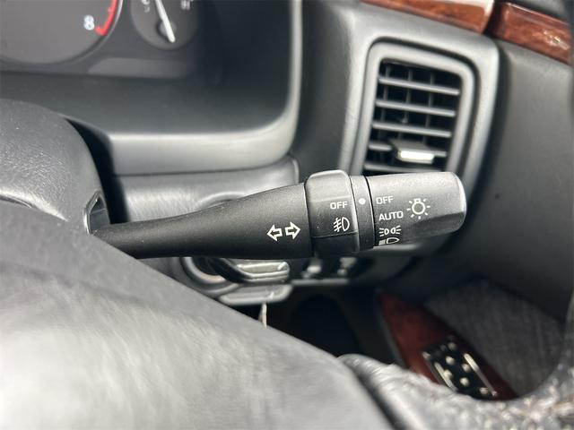 シーマ ３０ＴＲ　オートクルーズコントロール　ナビ　社外１９ＡＷ　オートライト　ＡＴ　キーレスエントリー　電動格納ミラー　ターボ　パワーシート　カセット　ＡＢＳ　エアコン　パワーステアリング　パワーウィンドウ（8枚目）