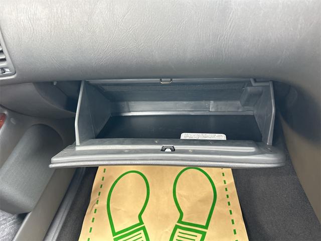 シーマ ３０ＴＲ　オートクルーズコントロール　ナビ　社外１９ＡＷ　オートライト　ＡＴ　キーレスエントリー　電動格納ミラー　ターボ　パワーシート　カセット　ＡＢＳ　エアコン　パワーステアリング　パワーウィンドウ（9枚目）