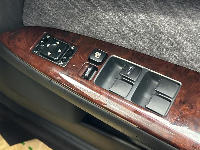 シーマ ３０ＴＲ　オートクルーズコントロール　ナビ　社外１９ＡＷ　オートライト　ＡＴ　キーレスエントリー　電動格納ミラー　ターボ　パワーシート　カセット　ＡＢＳ　エアコン　パワーステアリング　パワーウィンドウ（11枚目）