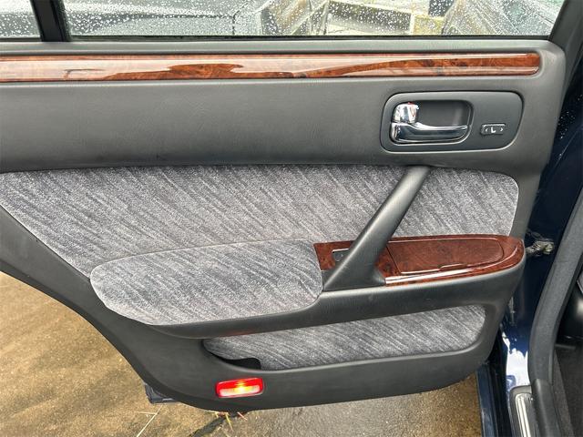 シーマ ３０ＴＲ　オートクルーズコントロール　ナビ　社外１９ＡＷ　オートライト　ＡＴ　キーレスエントリー　電動格納ミラー　ターボ　パワーシート　カセット　ＡＢＳ　エアコン　パワーステアリング　パワーウィンドウ（28枚目）