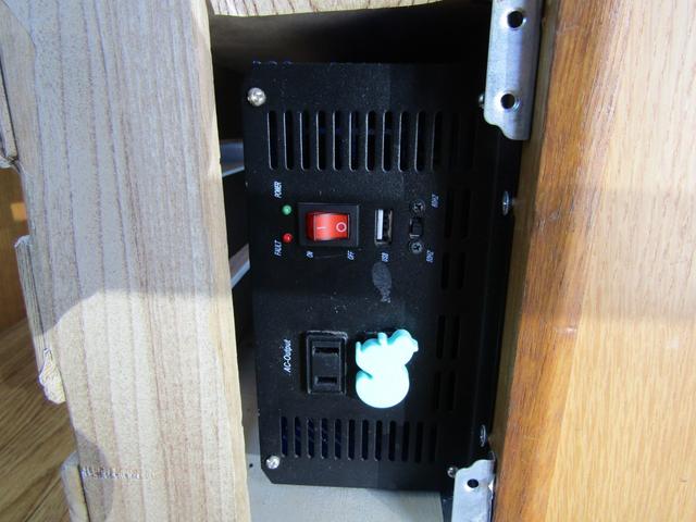 キャンピング ビークル製 ブロス サブバッテリー 外部充電 インバーター 20L給排水ポリタンク シンク コンロ 40L冷蔵庫 架装部テレビ 電子レンジ リアクーラー リアヒーター SDナビ ETC(78枚目)