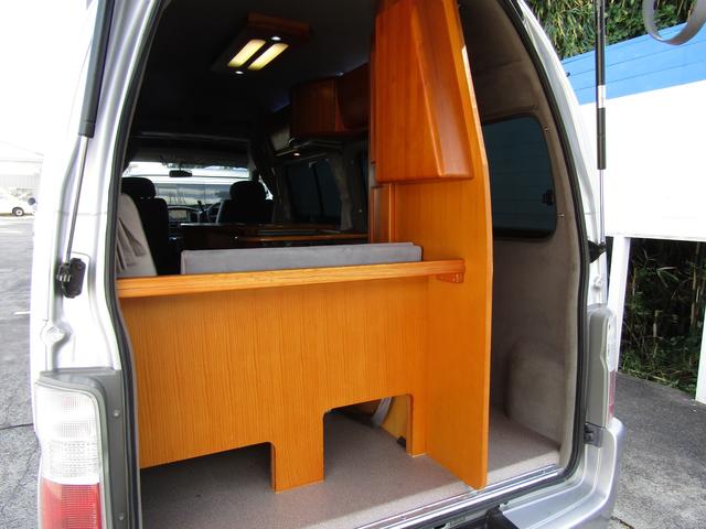 ピーズフィールドクラフト製グルービー キャンピング車 ツインサブバッテリー 走行充電 外部電源 DC40リッター冷蔵庫 シンク 走行用リアクーラー フリップダウンモニター スライドドア 当社下取り車(62枚目)