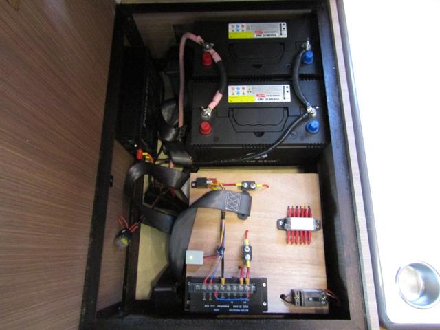 ハイエースワゴン 　ファンルーチェ　セレンゲティ５２５　ツインサブバッテリー　冷蔵庫　ＦＦヒーター　走行用リアヒーター　リアクーラー　走行充電　外部充電　マックウスファン（62枚目）