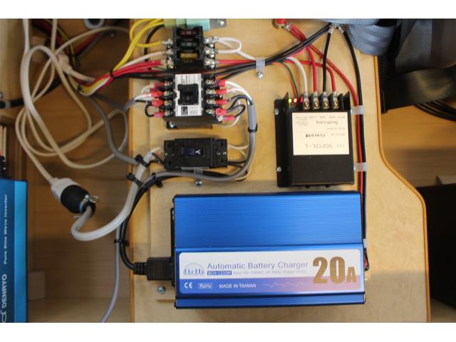 ハイエースバン ＦＯＣＳ　ＤＳコンパクト　シンク　冷蔵庫　サブバッテリー　走行充電　外部充電　３５０Ｗインバーター　サイドオーニング　リアヒーター　リアクーラー　乗車８名就寝３名（17枚目）