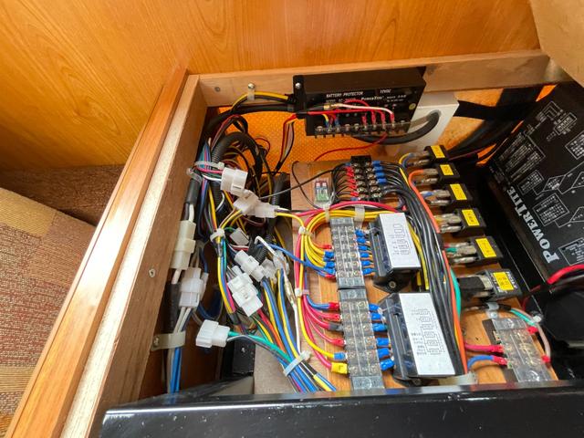 バネットトラック バンテック　アトム３０７　ポータブルトイレ　シングルサブバッテリー　走行充電　外部充電器　シンク　ポンプ　給水・排水ポリタンク　キャンピングカー　キャブコン（14枚目）