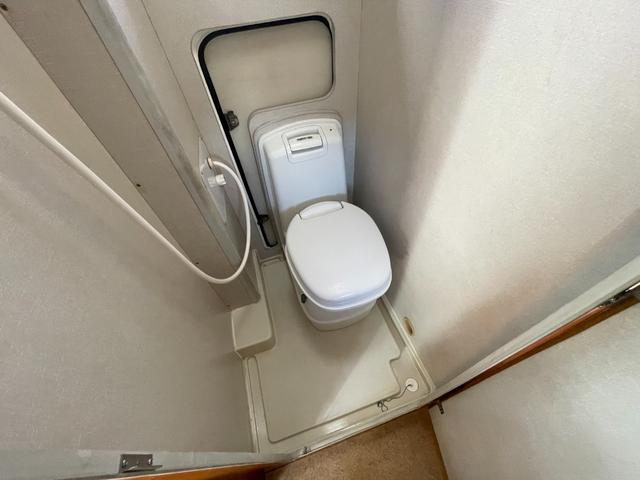 カムロード バンテック　ジル５２０　ＦＦヒーター　ガス式温水ボイラー　ガスコンロ　ソーラーパネル　ルーフベント　オーニング　電子レンジ　トイレ　リアクーラー　シンク　給水・排水タンク　ツインサブバッテリー　インバーター（42枚目）