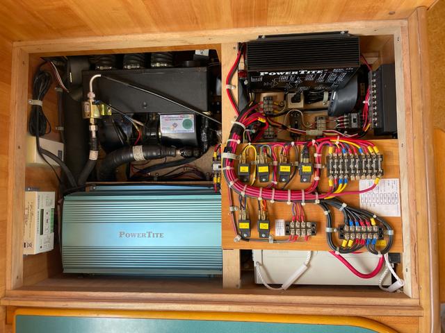 カムロード バンテック　ジル５２０　ＦＦヒーター　ガス式温水ボイラー　ガスコンロ　ソーラーパネル　ルーフベント　オーニング　電子レンジ　トイレ　リアクーラー　シンク　給水・排水タンク　ツインサブバッテリー　インバーター（45枚目）