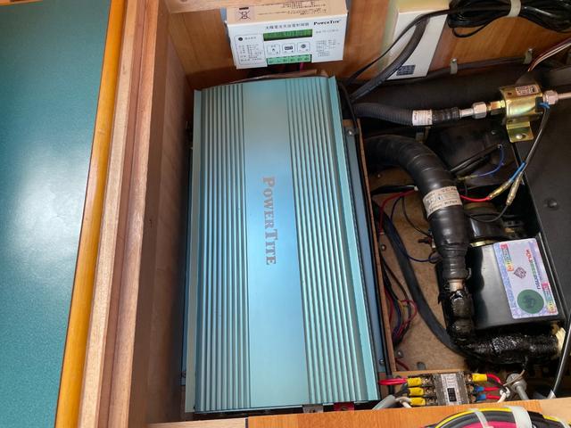 カムロード バンテック　ジル５２０　ＦＦヒーター　ガス式温水ボイラー　ガスコンロ　ソーラーパネル　ルーフベント　オーニング　電子レンジ　トイレ　リアクーラー　シンク　給水・排水タンク　ツインサブバッテリー　インバーター（47枚目）