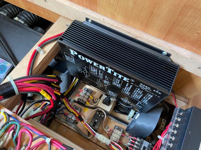 カムロード バンテック　ジル５２０　ＦＦヒーター　ガス式温水ボイラー　ガスコンロ　ソーラーパネル　ルーフベント　オーニング　電子レンジ　トイレ　リアクーラー　シンク　給水・排水タンク　ツインサブバッテリー　インバーター（48枚目）