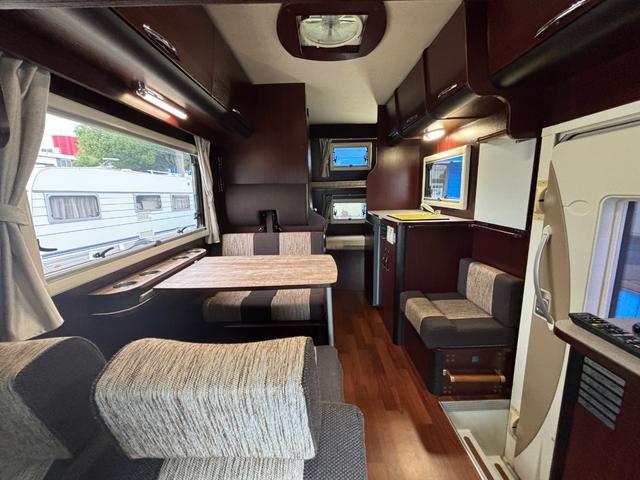 カムロード ナッツRV クレソンボヤージュ タイプW オーニング FFヒーター マックスファン 液晶TV ガゼルアンテナ 1500Wインバーター ツインサブバッテリー シンク 給水・排水ポリタンク 冷蔵庫 レカロシート 強化ショック フェイスパネル(4枚目)