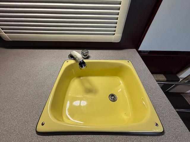 カムロード ナッツRV クレソンボヤージュ タイプW オーニング FFヒーター マックスファン 液晶TV ガゼルアンテナ 1500Wインバーター ツインサブバッテリー シンク 給水・排水ポリタンク 冷蔵庫 レカロシート 強化ショック フェイスパネル(10枚目)