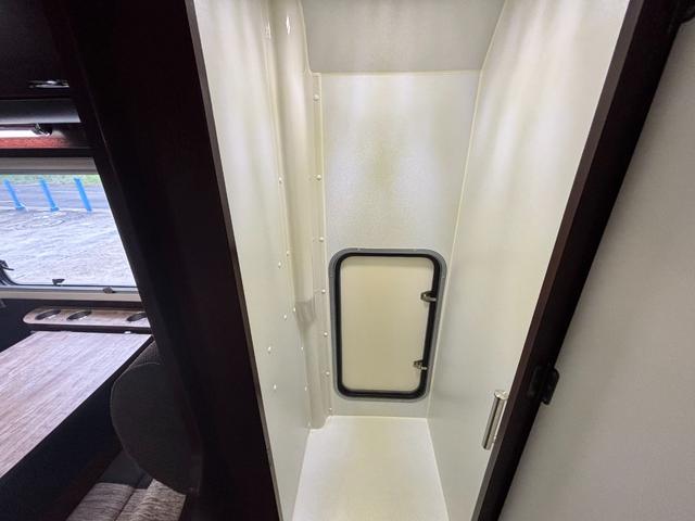 カムロード ナッツRV クレソンボヤージュ タイプW オーニング FFヒーター マックスファン 液晶TV ガゼルアンテナ 1500Wインバーター ツインサブバッテリー シンク 給水・排水ポリタンク 冷蔵庫 レカロシート 強化ショック フェイスパネル(14枚目)