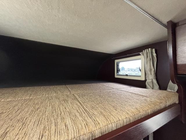 カムロード ナッツRV クレソンボヤージュ タイプW オーニング FFヒーター マックスファン 液晶TV ガゼルアンテナ 1500Wインバーター ツインサブバッテリー シンク 給水・排水ポリタンク 冷蔵庫 レカロシート 強化ショック フェイスパネル(33枚目)