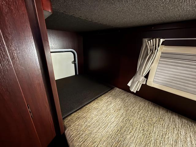 カムロード ナッツRV クレソンボヤージュ タイプW オーニング FFヒーター マックスファン 液晶TV ガゼルアンテナ 1500Wインバーター ツインサブバッテリー シンク 給水・排水ポリタンク 冷蔵庫 レカロシート 強化ショック フェイスパネル(37枚目)