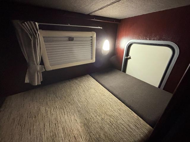 カムロード ナッツRV クレソンボヤージュ タイプW オーニング FFヒーター マックスファン 液晶TV ガゼルアンテナ 1500Wインバーター ツインサブバッテリー シンク 給水・排水ポリタンク 冷蔵庫 レカロシート 強化ショック フェイスパネル(38枚目)