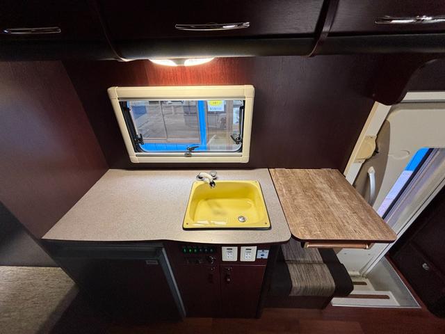 カムロード ナッツRV クレソンボヤージュ タイプW オーニング FFヒーター マックスファン 液晶TV ガゼルアンテナ 1500Wインバーター ツインサブバッテリー シンク 給水・排水ポリタンク 冷蔵庫 レカロシート 強化ショック フェイスパネル(39枚目)