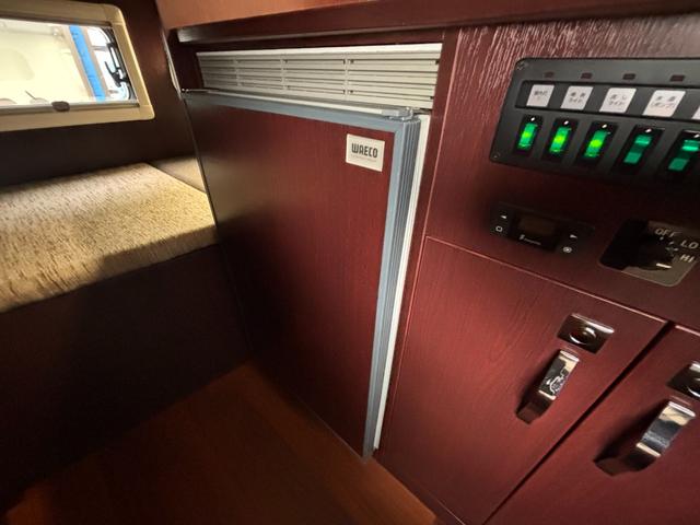 カムロード ナッツRV クレソンボヤージュ タイプW オーニング FFヒーター マックスファン 液晶TV ガゼルアンテナ 1500Wインバーター ツインサブバッテリー シンク 給水・排水ポリタンク 冷蔵庫 レカロシート 強化ショック フェイスパネル(42枚目)