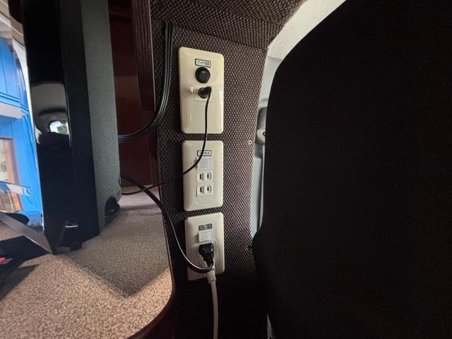 カムロード ナッツRV クレソンボヤージュ タイプW オーニング FFヒーター マックスファン 液晶TV ガゼルアンテナ 1500Wインバーター ツインサブバッテリー シンク 給水・排水ポリタンク 冷蔵庫 レカロシート 強化ショック フェイスパネル(48枚目)