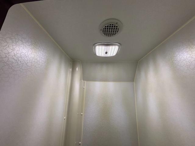 カムロード ナッツRV クレソンボヤージュ タイプW オーニング FFヒーター マックスファン 液晶TV ガゼルアンテナ 1500Wインバーター ツインサブバッテリー シンク 給水・排水ポリタンク 冷蔵庫 レカロシート 強化ショック フェイスパネル(49枚目)