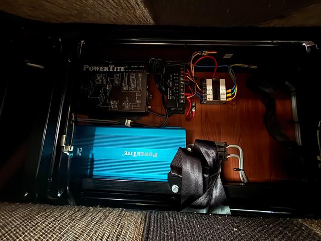 カムロード ナッツRV クレソンボヤージュ タイプW オーニング FFヒーター マックスファン 液晶TV ガゼルアンテナ 1500Wインバーター ツインサブバッテリー シンク 給水・排水ポリタンク 冷蔵庫 レカロシート 強化ショック フェイスパネル(52枚目)