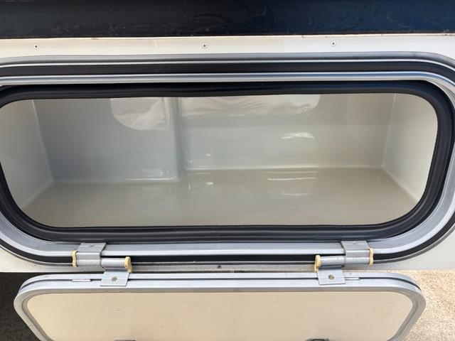 カムロード ナッツRV クレソンボヤージュ タイプW オーニング FFヒーター マックスファン 液晶TV ガゼルアンテナ 1500Wインバーター ツインサブバッテリー シンク 給水・排水ポリタンク 冷蔵庫 レカロシート 強化ショック フェイスパネル(65枚目)