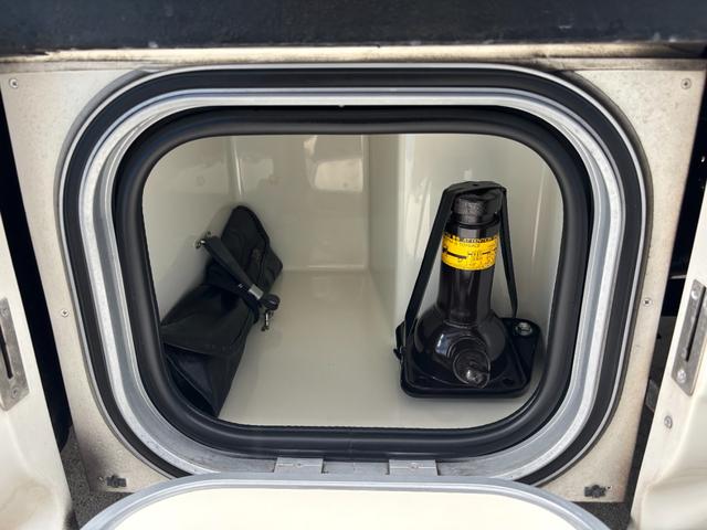 カムロード ナッツRV クレソンボヤージュ タイプW オーニング FFヒーター マックスファン 液晶TV ガゼルアンテナ 1500Wインバーター ツインサブバッテリー シンク 給水・排水ポリタンク 冷蔵庫 レカロシート 強化ショック フェイスパネル(67枚目)