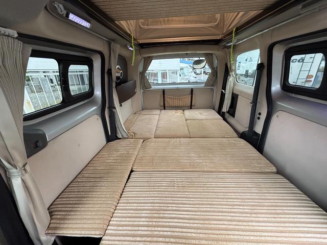 ＮＶ２００バネットバン キャンピングカー広島　ポップコン　シンク　給水・排水ポリタンク　走行充電　外部電源　シングルサブバッテリー　電動格納ミラー　ポップアップルーフ（9枚目）