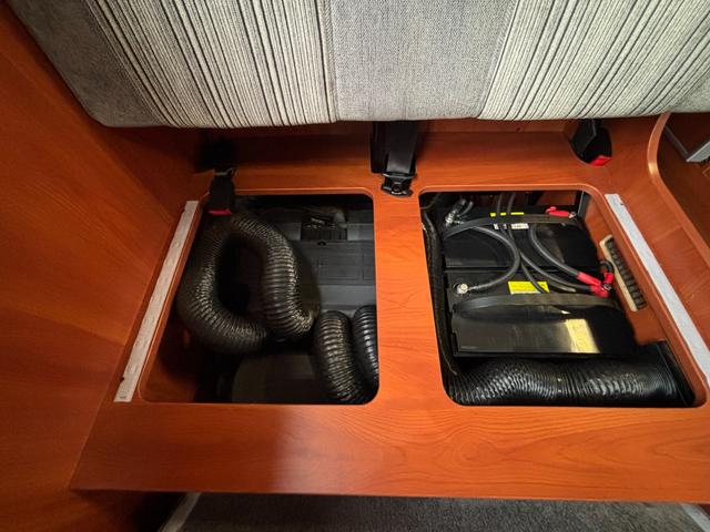 カムロード ナッツＲＶ　クレソンボヤージュタイプＷ　ＦＦヒーター・マルチルーム・ＤＣ冷蔵庫・ツインサブバッテリー・走行充電器・外部充電器・マックスファン・ガソリン・２ＷＤ・リアクーラー（11枚目）