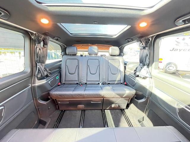 Ｖクラス フジカーズジャパン　ＶＡＬＩＳ　乗車人数５名　就寝人数２名　ＤＣ冷蔵庫　フリップダウンモニター　シングルサブバッテリー　走行充電器　外部充電器　外部電源　サンルーフ　パノラミックビューモニター　３ナンバー　内装新品　タイヤ新品（3枚目）