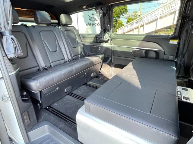 Ｖクラス フジカーズジャパン　ＶＡＬＩＳ　乗車人数５名　就寝人数２名　ＤＣ冷蔵庫　フリップダウンモニター　シングルサブバッテリー　走行充電器　外部充電器　外部電源　サンルーフ　パノラミックビューモニター　３ナンバー　内装新品　タイヤ新品（7枚目）