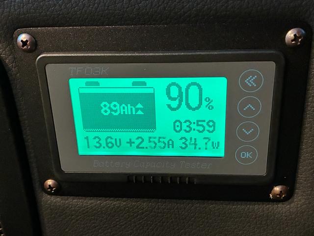 Ｖクラス フジカーズジャパン　ＶＡＬＩＳ　乗車人数５名　就寝人数２名　ＤＣ冷蔵庫　フリップダウンモニター　シングルサブバッテリー　走行充電器　外部充電器　外部電源　サンルーフ　パノラミックビューモニター　３ナンバー　内装新品　タイヤ新品（28枚目）