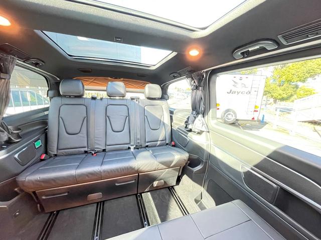 Ｖクラス フジカーズジャパン　ＶＡＬＩＳ　乗車人数５名　就寝人数２名　ＤＣ冷蔵庫　フリップダウンモニター　シングルサブバッテリー　走行充電器　外部充電器　外部電源　サンルーフ　パノラミックビューモニター　３ナンバー　内装新品　タイヤ新品（60枚目）