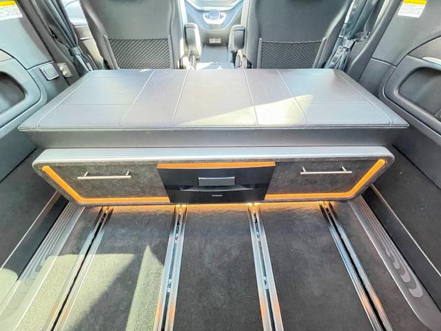 Ｖクラス フジカーズジャパン　ＶＡＬＩＳ　乗車人数５名　就寝人数２名　ＤＣ冷蔵庫　フリップダウンモニター　シングルサブバッテリー　走行充電器　外部充電器　外部電源　サンルーフ　パノラミックビューモニター　３ナンバー　内装新品　タイヤ新品（70枚目）