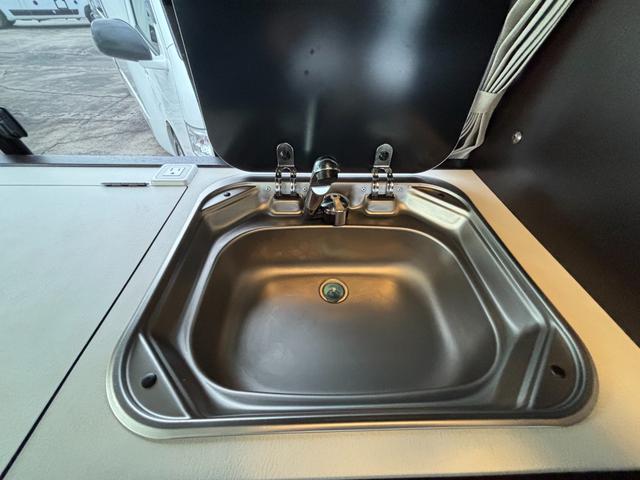 ハイエースバン トイファクトリー　ランドティピー　乗車人数７名　就寝人数４名　ＦＦヒーター　ツインサブバッテリー　インバーター３００Ｗ　外部電源　ＤＣ冷蔵庫　スーパーロング（14枚目）